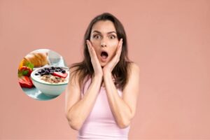 donna scioccata con le mani sulle guance e nel riquadro una tazza di cereali con latte e frutta