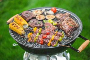 spiedini, carne e verdura sul barbecue