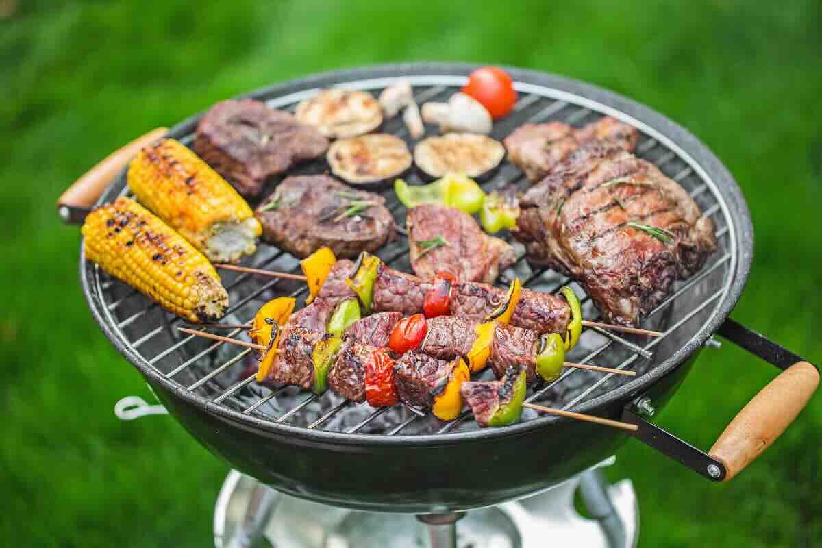 spiedini, carne e verdura sul barbecue 