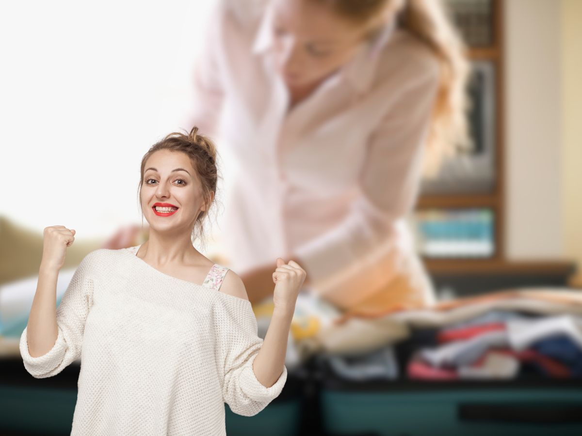 donna che disfa la valigia e un'altra sorridente che esulta