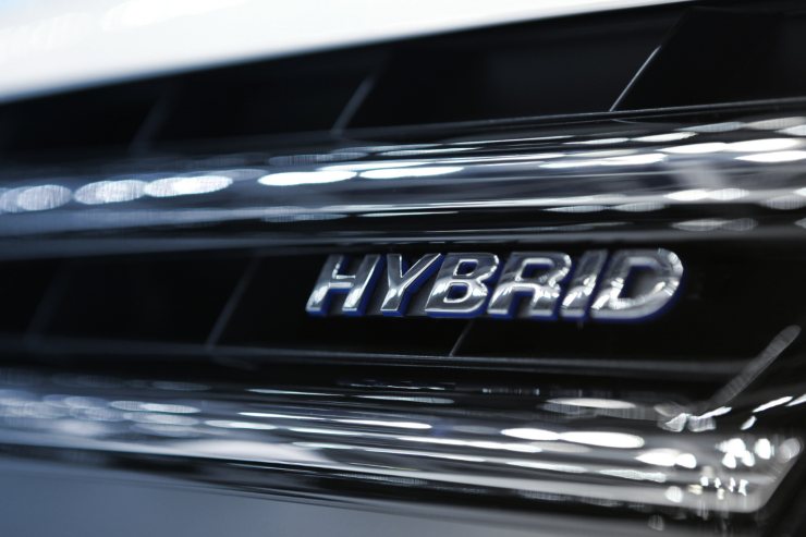 dettaglio di un auto in cui ha la scritta "Hybrid"