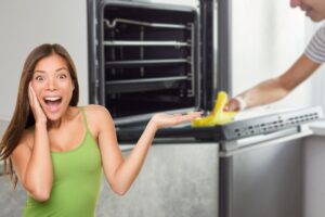 donna che pulisce il forno e un'altra sorpresa