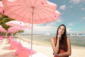 un ombrellone rosa e una ragazza dubbiosa