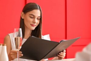 Donna legge sul menu al ristorante