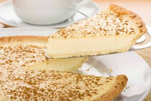 una fetta di una crostata che è stata appena tagliata dalla restante crostata