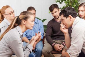 persone che parlano tra di loro