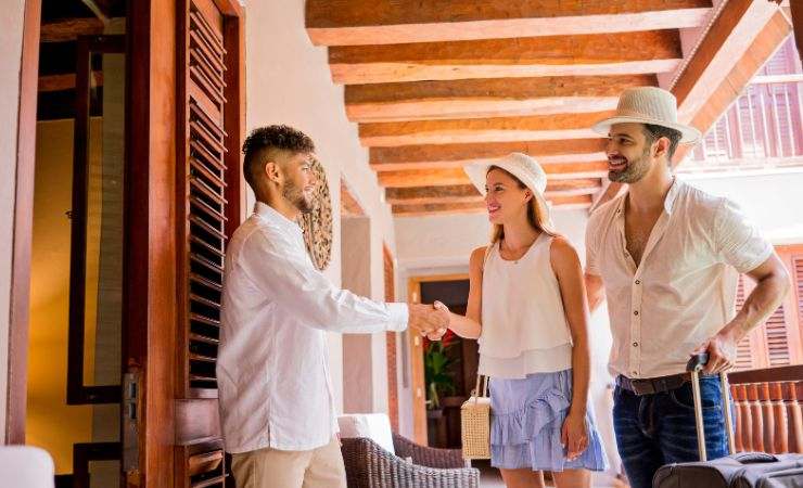 coppia che arriva in hotel