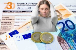 Ragazza con mano sulla testa, dietro di lei modello 730, banconote e monete