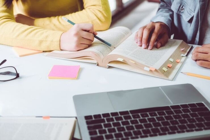 Mano di ragazzi sui libri che leggono