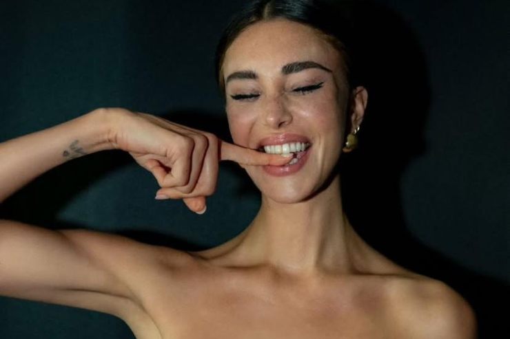 Foto di Belen in posa con un espressione allegra