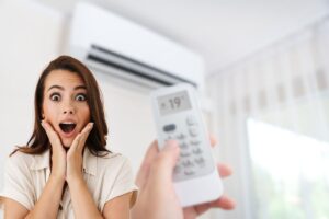 donna che usa condizionatore e un'altra sorpresa