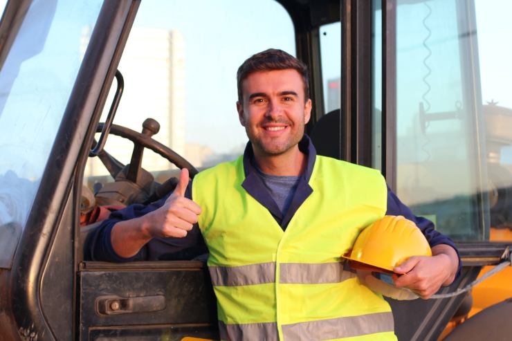 lavoratore contento per via dell'aumento