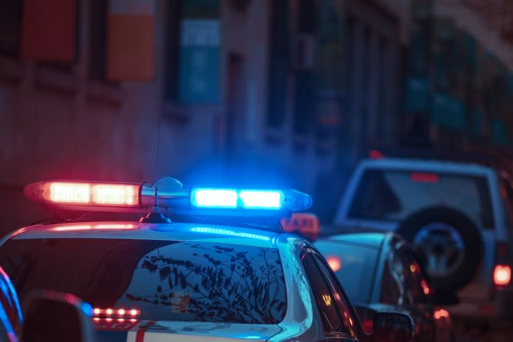 Una volante della polizia che gira per la città con le sirene accese