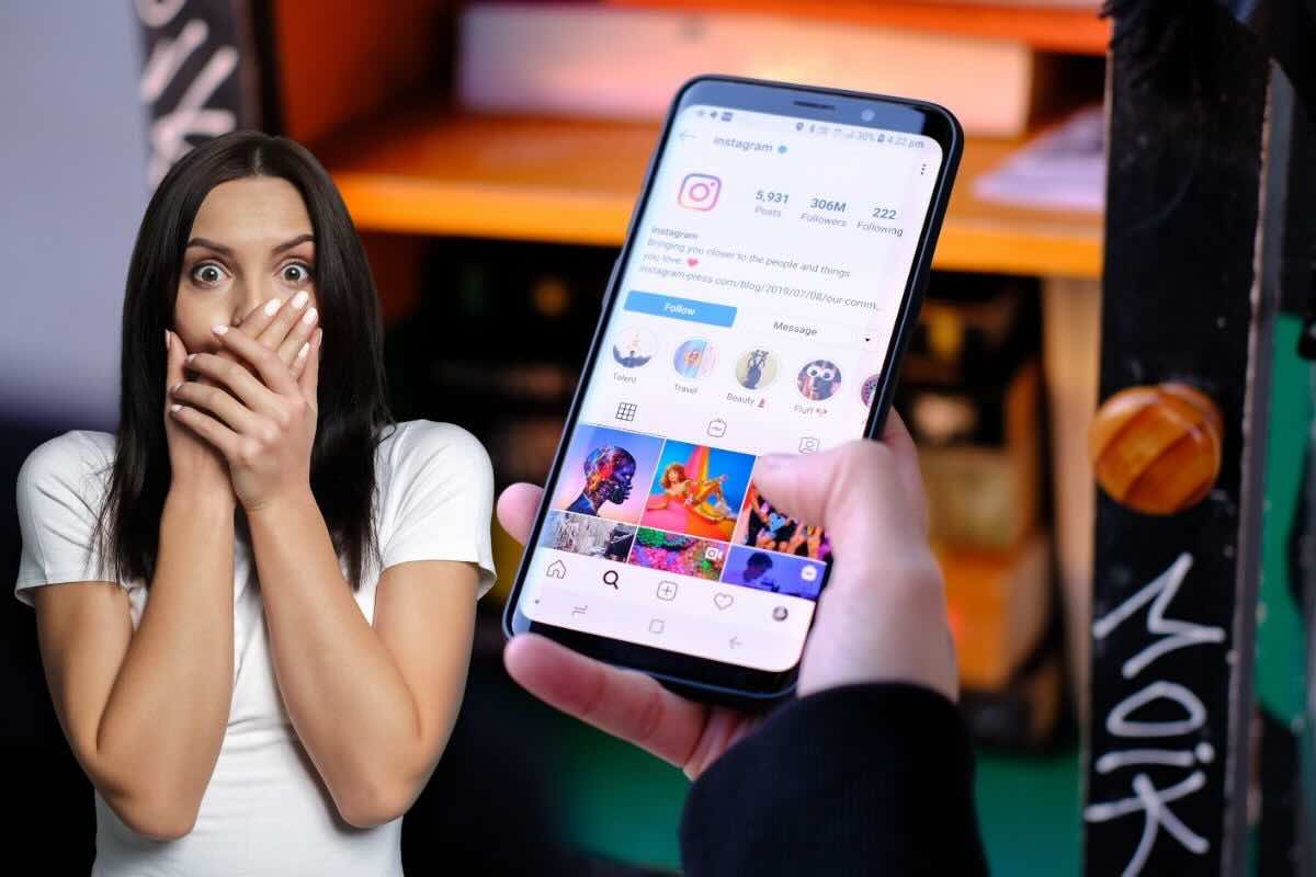 Ragazza si copre la bocca sconvolta, mano tiene cellulare e naviga su Instagram