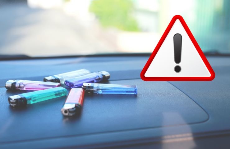 accendini sul cruscotto della macchina e il simbolo attenzione