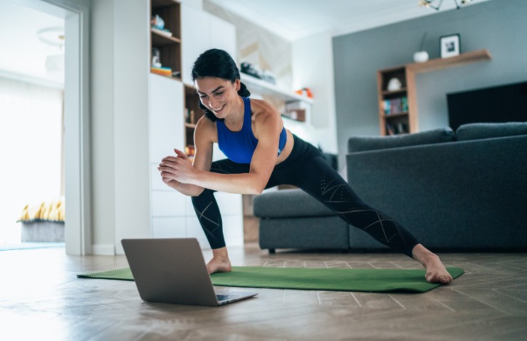 donna che si allena a casa davanti al computer