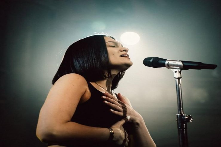 Jassie J che canta