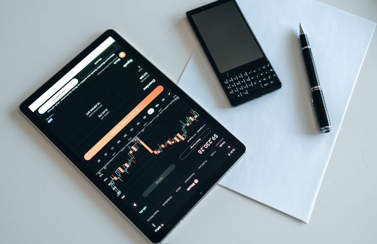 un tablet ed uno smartphone sopra la scrivania