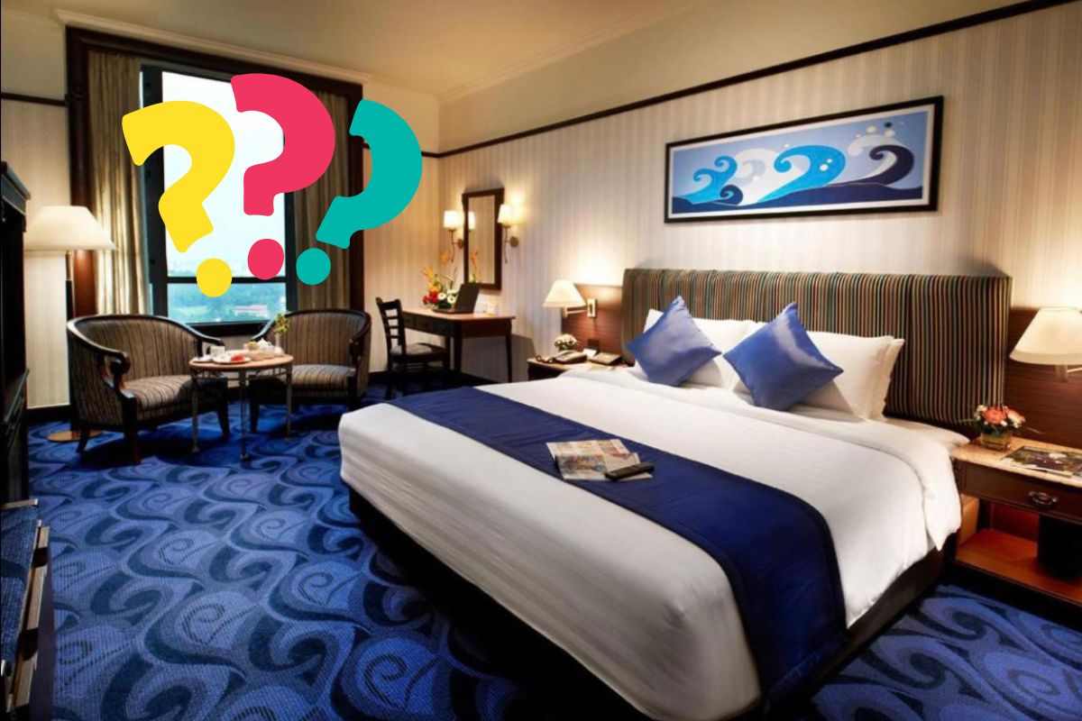 una camera ordinata e punti interrogativi