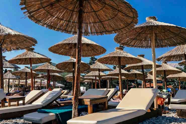 spiaggia con ombrelloni e lettini