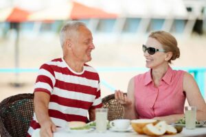 due pensionati che si godono la loro pensione, mentre si gustano una colazione in un posto tropicale