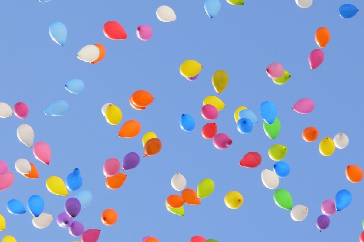 palloncini colorati che volano in cielo