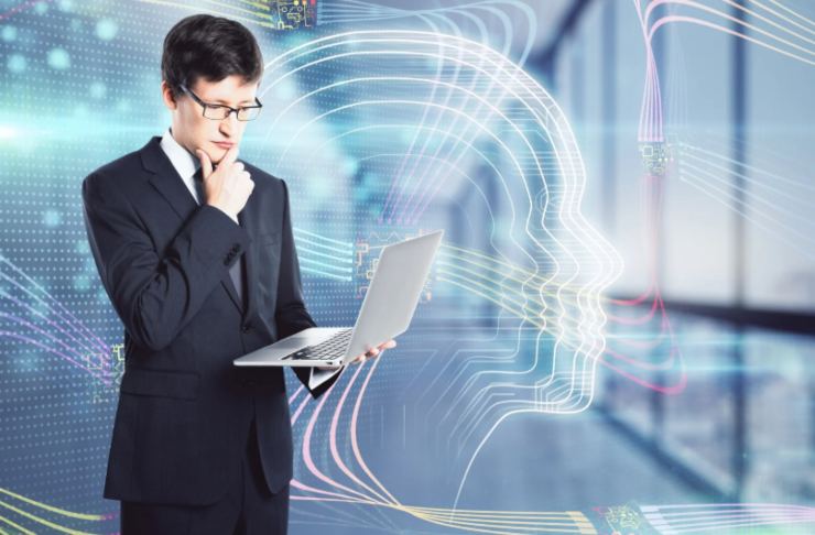 uomo con un computer in mano