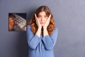 donna sconvolta con le mani in faccia e nel riquadro una mano che preme dei tasti sulla tastiera dello sportello bancomat
