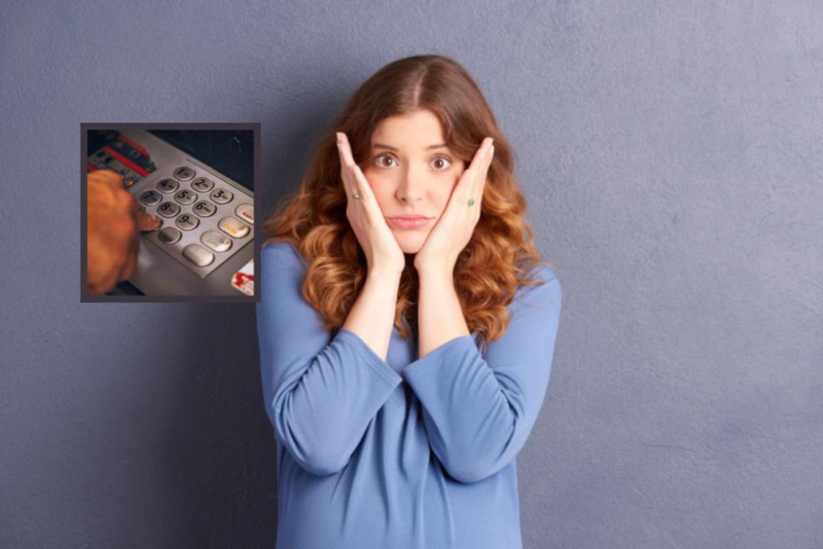 donna sconvolta con le mani in faccia e nel riquadro una mano che preme dei tasti sulla tastiera dello sportello bancomat