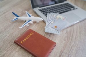 un computer, un piccolo aereo, il passaporto e dei soldi
