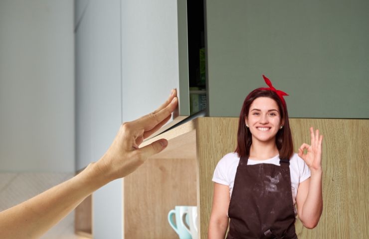 le ante della cucina ed una ragazza felice sotto