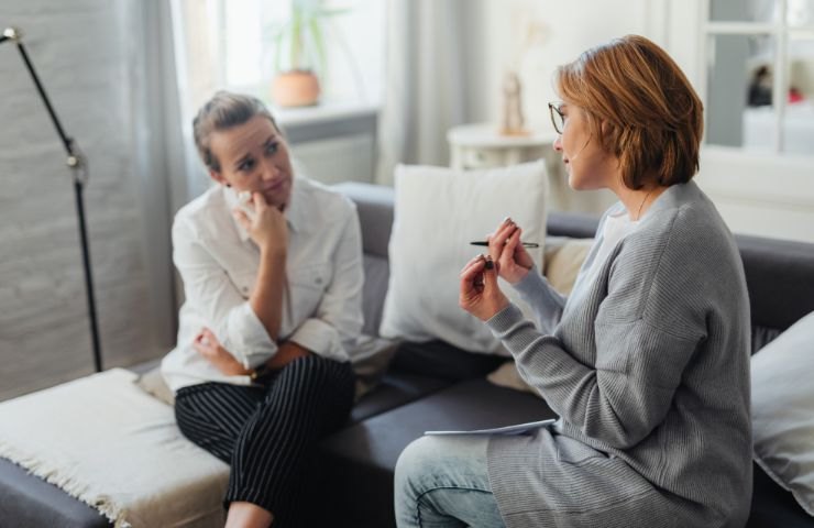 una dottoressa che parla con il suo paziente