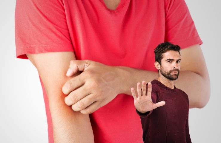 una persona che si gratta ed un'altra che fa il gesto "basta"