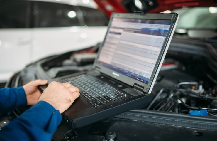 un computer che serve ad analizzare l'automobile