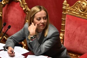 il premier giorgia meloni seduta in parlamento
