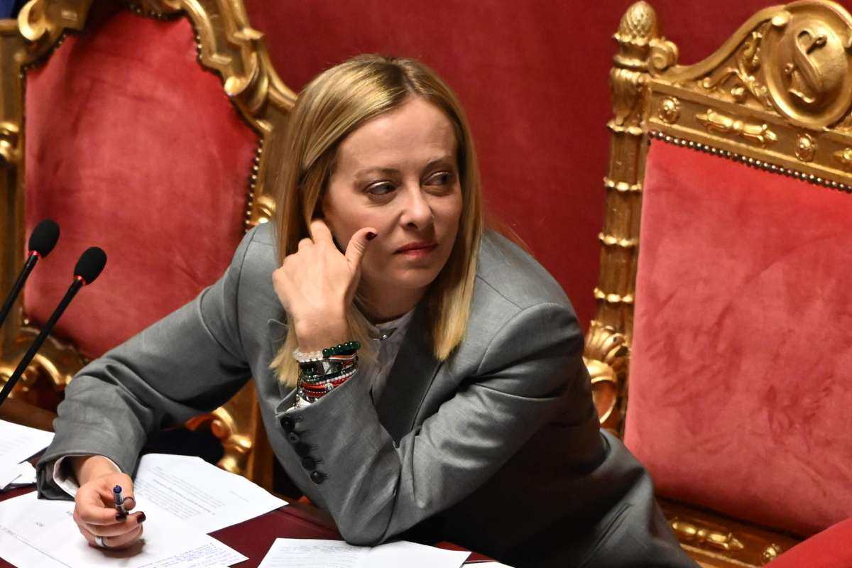 il premier giorgia meloni seduta in parlamento