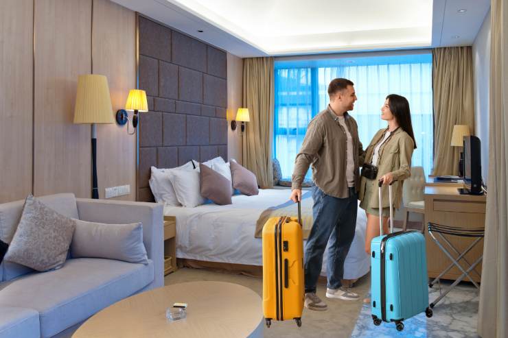 una coppia con le valigie che è appena arrivata nella stanza di hotel