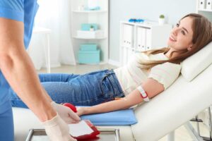 ragazza sorridente che dona il sangue