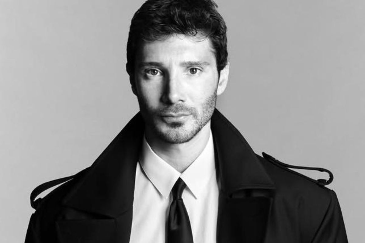 una foto di Stefano De Martino in posa