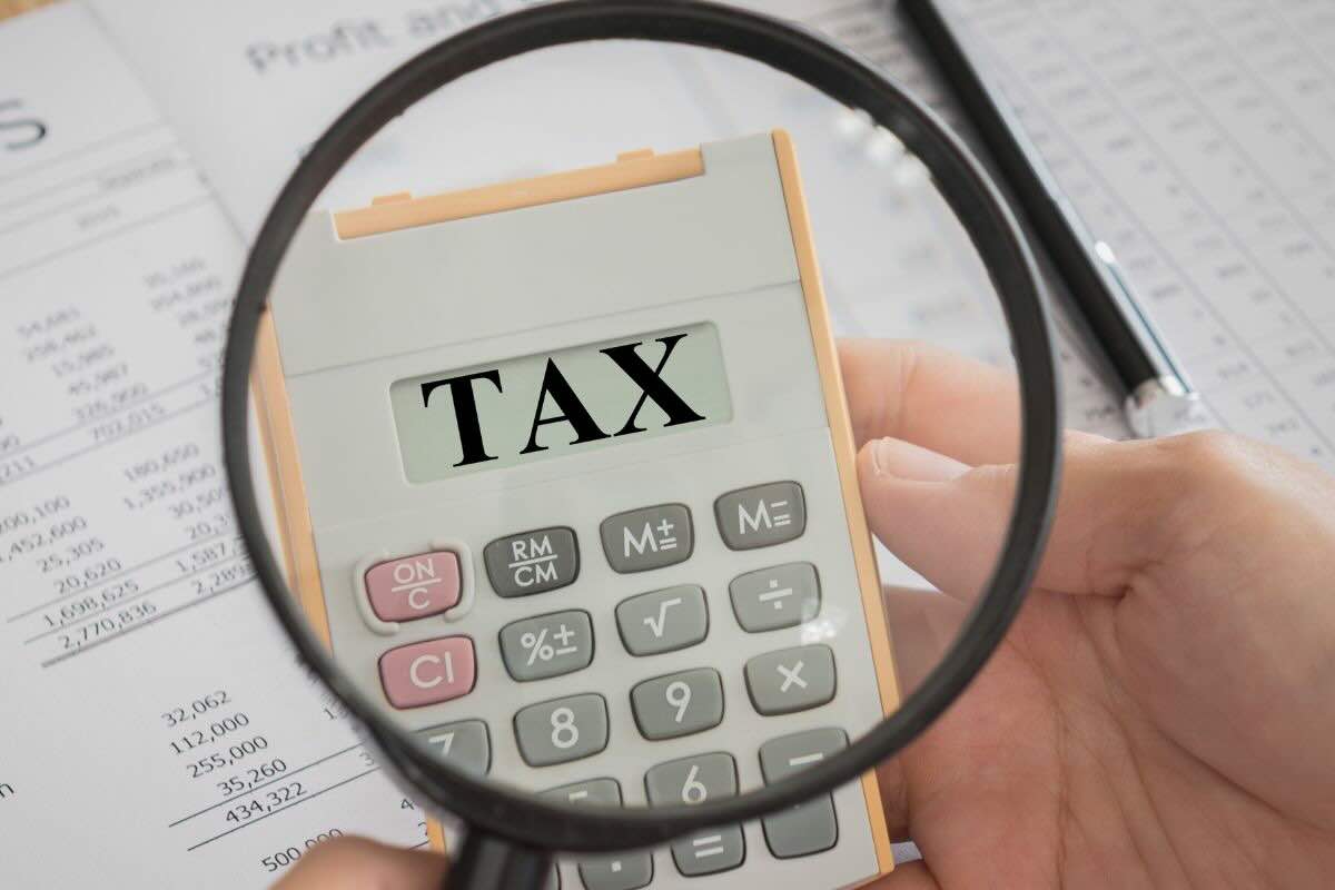 Calcolatrice con scritto "Tax"