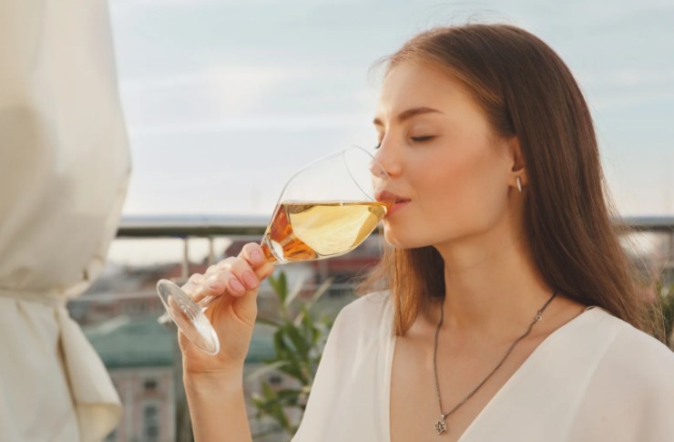donna che beve un calice di vino