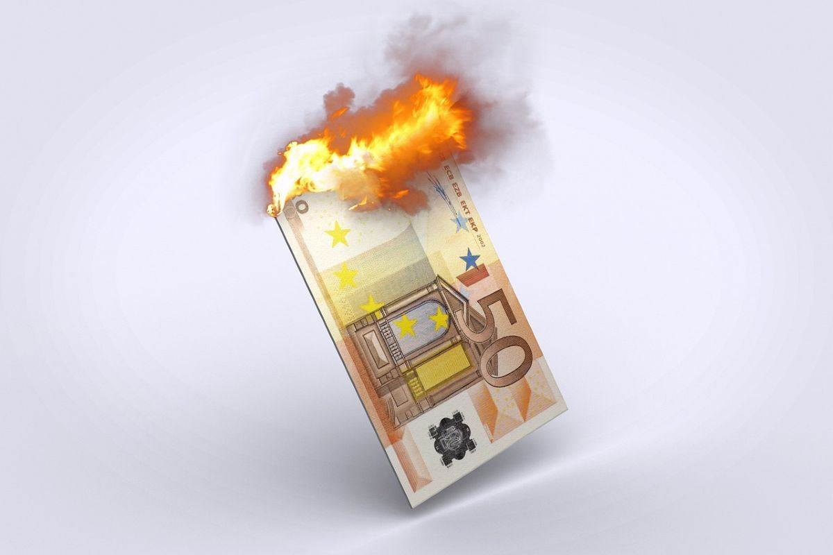 banconote 50 euro fiamme