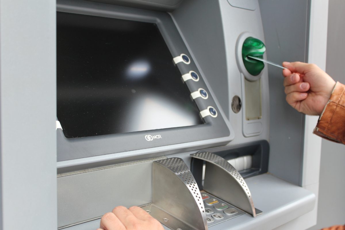 uomo al bancomat