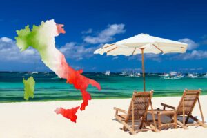 una spiaggia con lettini ed ombrellone ed a destra una grafica dell'italia
