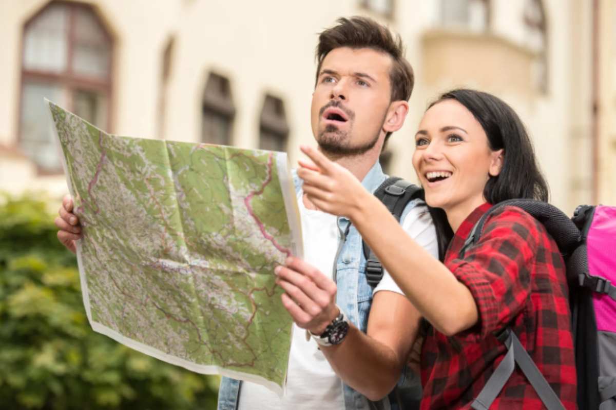 coppia di turisti che guardano una cartina
