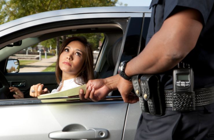 poliziotto che fa la multa ad una donna in auto