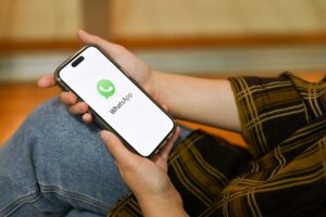 Una persona che sta aprendo Whatsapp sul cellulare