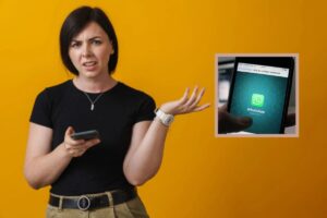donna con il cellulare in mano e accanto un riquadro con un cellulare e l'icona di whatsapp