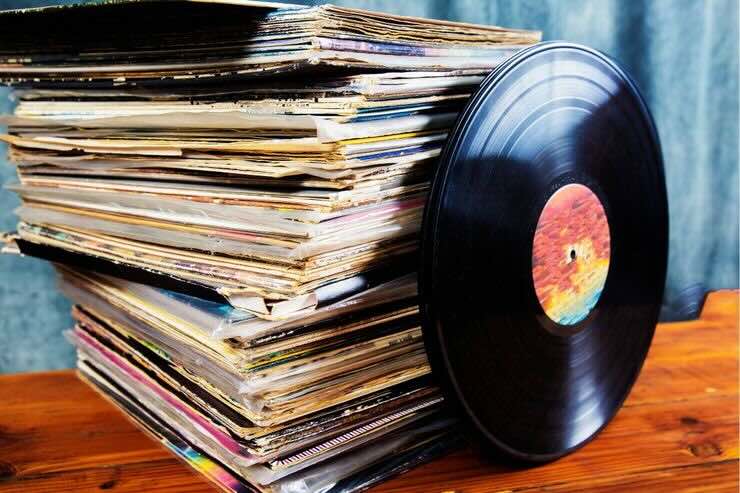 Vinile e altri dischi nelle loro confezioni 