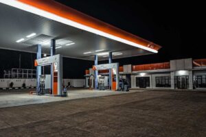 Foto di un Benzinaio grande fatta da lontano e di notte